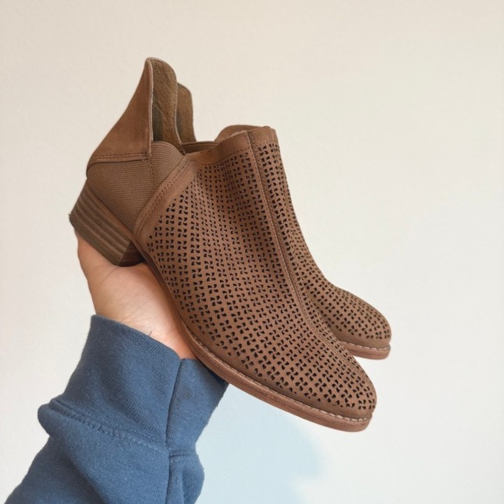 Vince Camuto Perforated Leather Booties Tan Boho Pointed Toe Block Heel Bootie 6